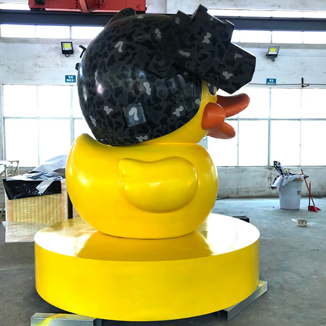 和平精英玻璃钢小黄鸭雕塑